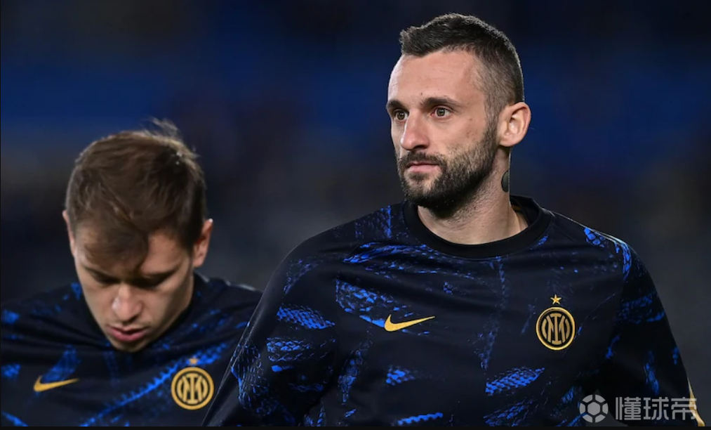 关于清晨巴黎圣日耳曼调整名单以备中超；主帅复盘环节打磨；更衣室稳定；赛程密集仍需轮换的信息